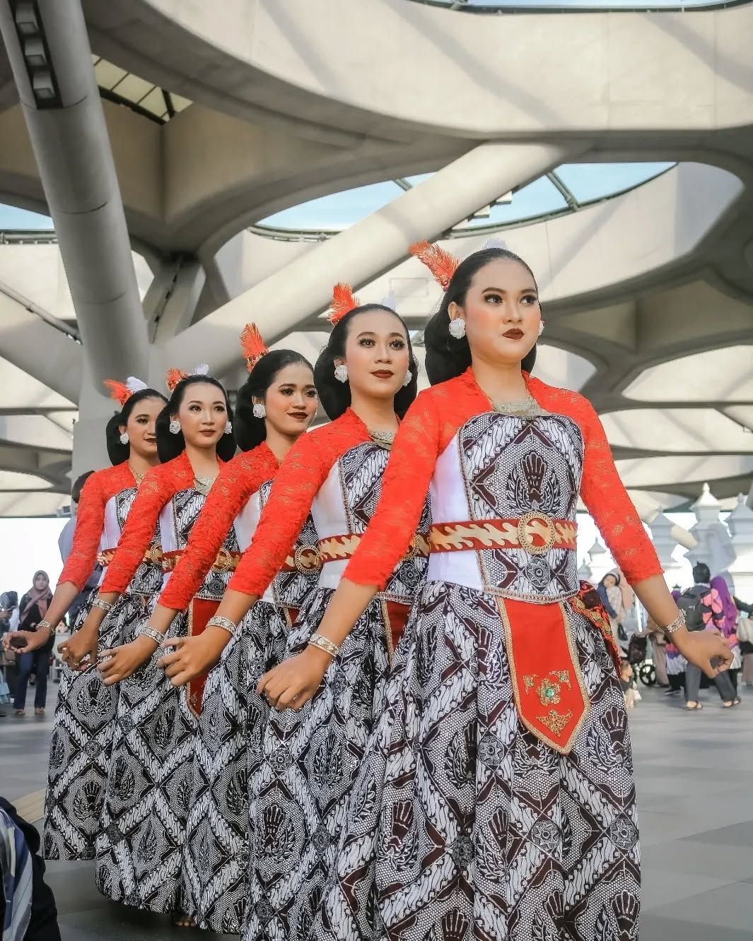 Tari MangastutiMUA & Hairdo @laras_cenil Crew @ramahussainnnnn@sma24___ Kostum @sanggarseniswas (2)