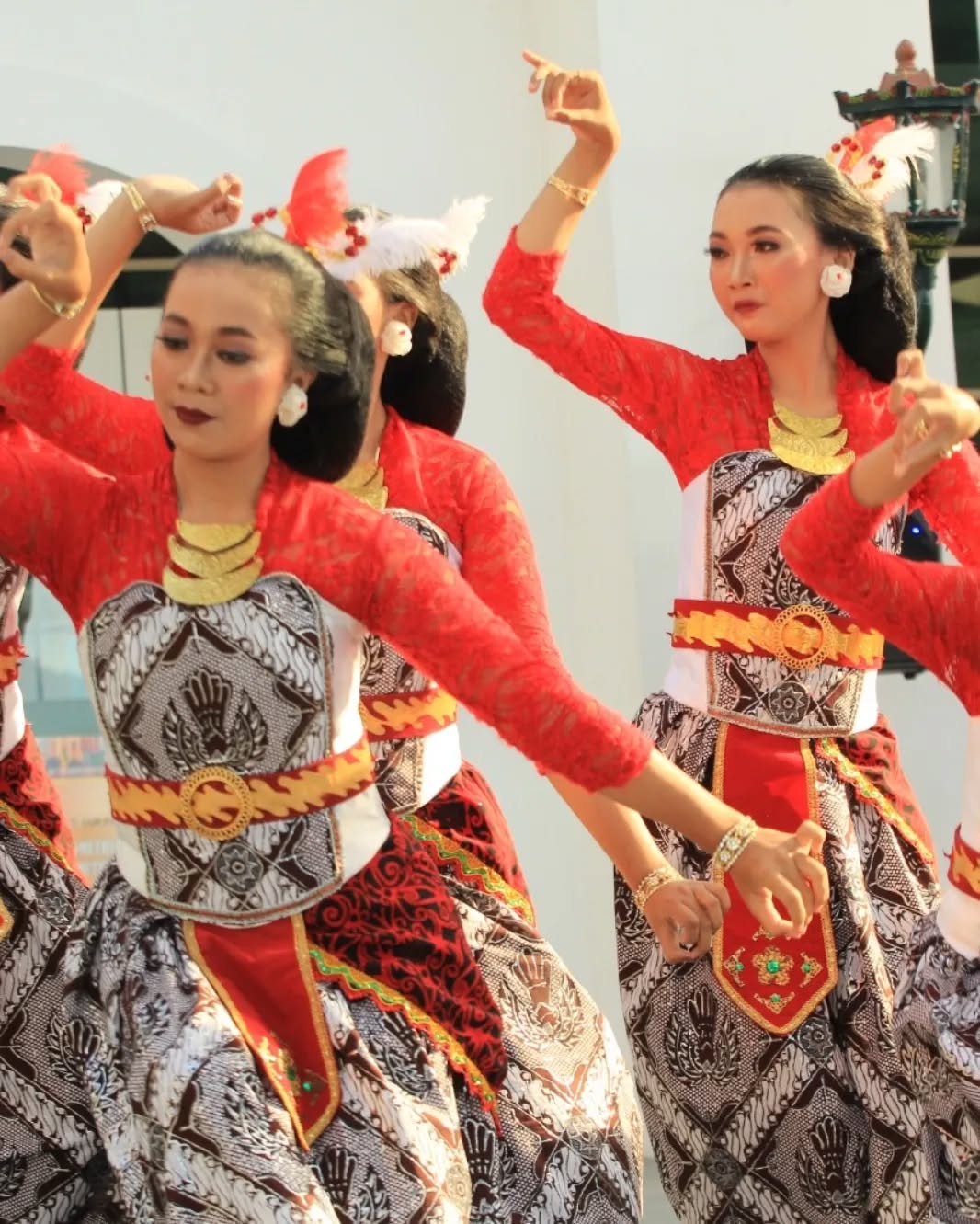 Tari MangastutiMUA & Hairdo @laras_cenil Crew @ramahussainnnnn@sma24___ Kostum @sanggarseniswas (3)