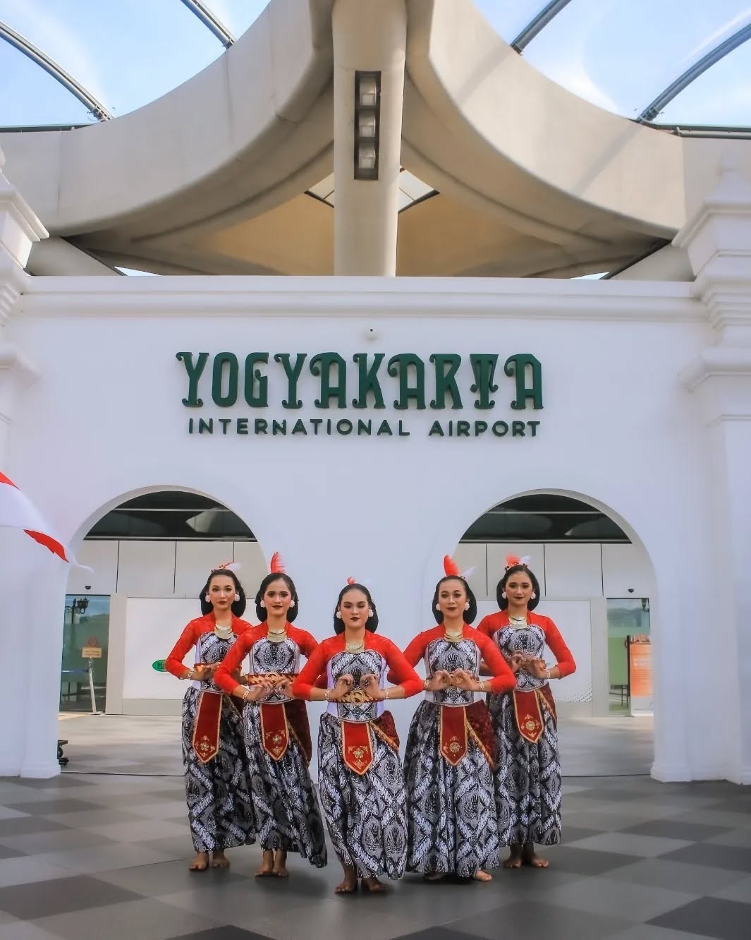 Tari MangastutiMUA & Hairdo @laras_cenil Crew @ramahussainnnnn@sma24___ Kostum @sanggarseniswas